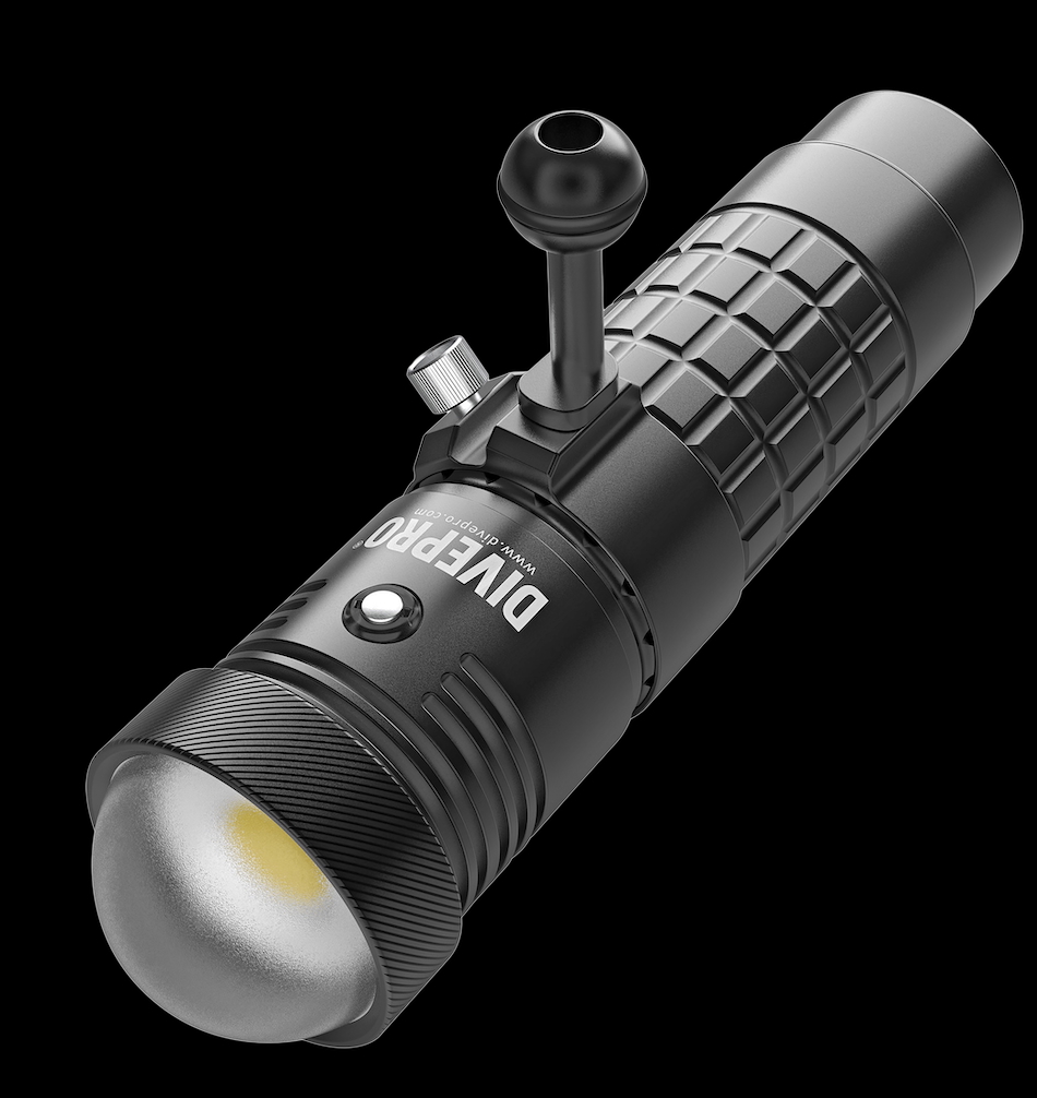 Torche de plongée DIVEPRO, idéale pour explorer les merveilles sous-marines en toute sécurité.
