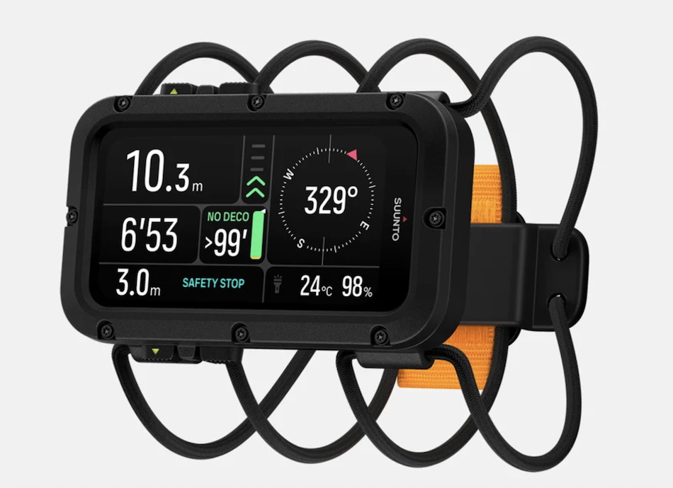 Ordinateur de plongée Suunto avec affichage des paramètres essentiels pour la sécurité sous-marine.