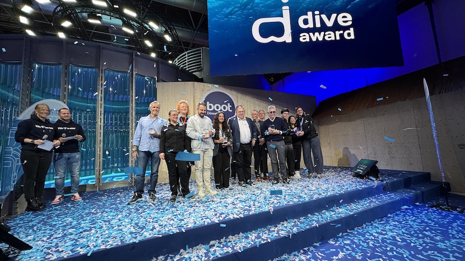 Des plongeurs récompensés lors de la cérémonie des Dive Awards, célébrant l'innovation sous-marine.