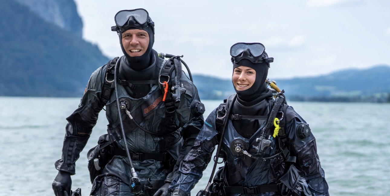 Plongée sous-marine : deux plongeurs équipés, prêts pour une aventure aquatique inoubliable.
