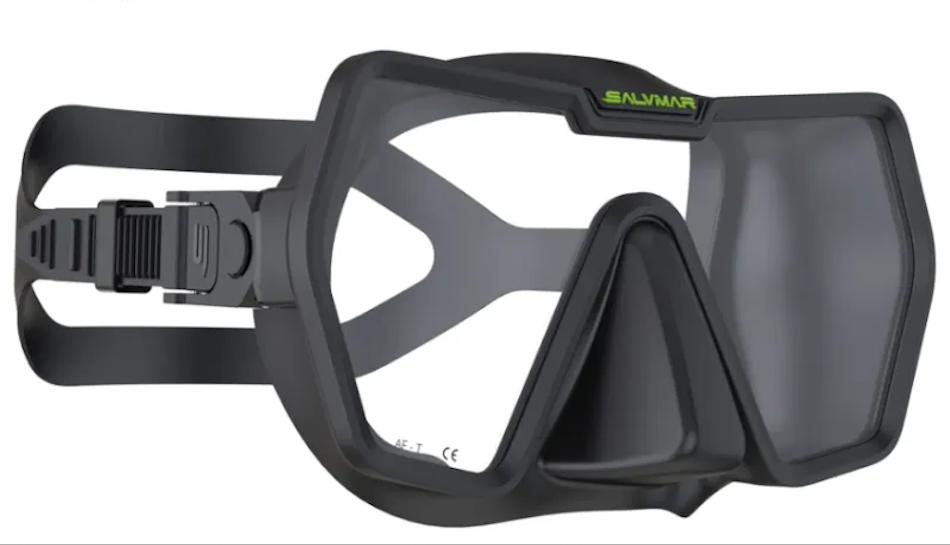 Masque de plongée Salvimar offrant une visibilité optimale pour explorer les merveilles sous-marines.