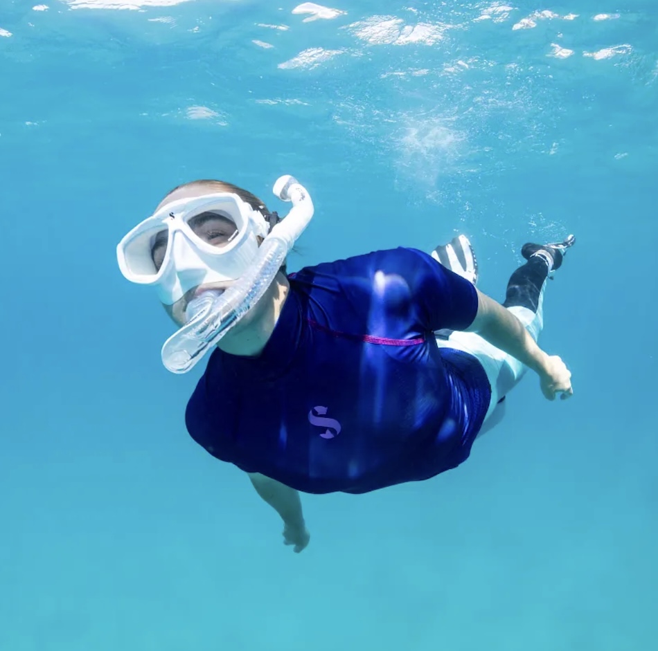 Plongée en apnée dans des eaux cristallines, explorant la beauté du monde sous-marin.
