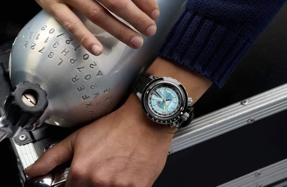 Montre de plongée moderne et bouteille de plongée, essentiels pour l'exploration sous-marine.