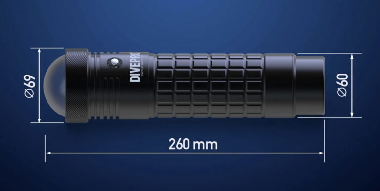 Lampe de plongée robuste, idéale pour explorer les fonds marins en toute sécurité.