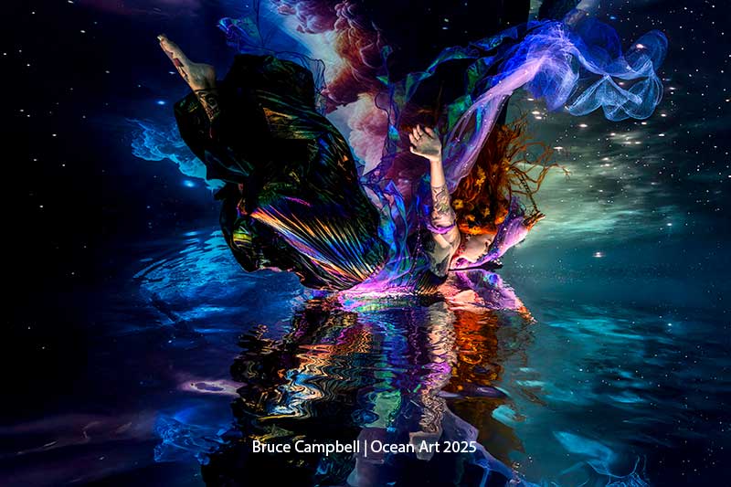 Une danseuse sous-marine évolue gracieusement dans des eaux luminescentes, capturant l'essence de l'art océanique.
