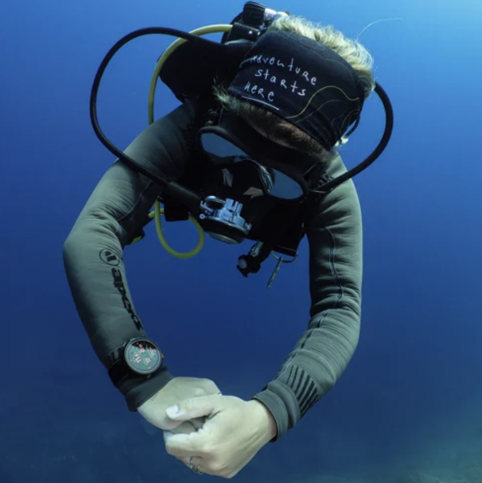 Plongeur explorant les profondeurs marines avec un équipement de plongée adapté et une montre étanche.