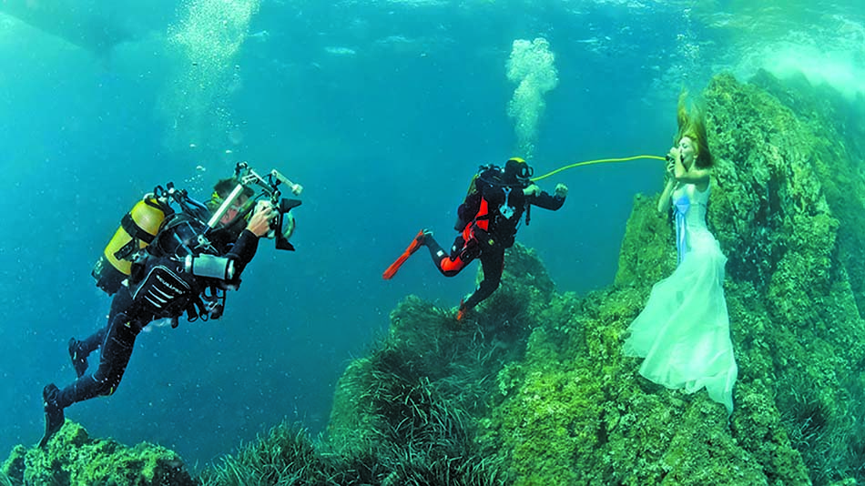 Des plongeurs explorent un monde sous-marin fascinant aux côtés d'une sirène en apnée.