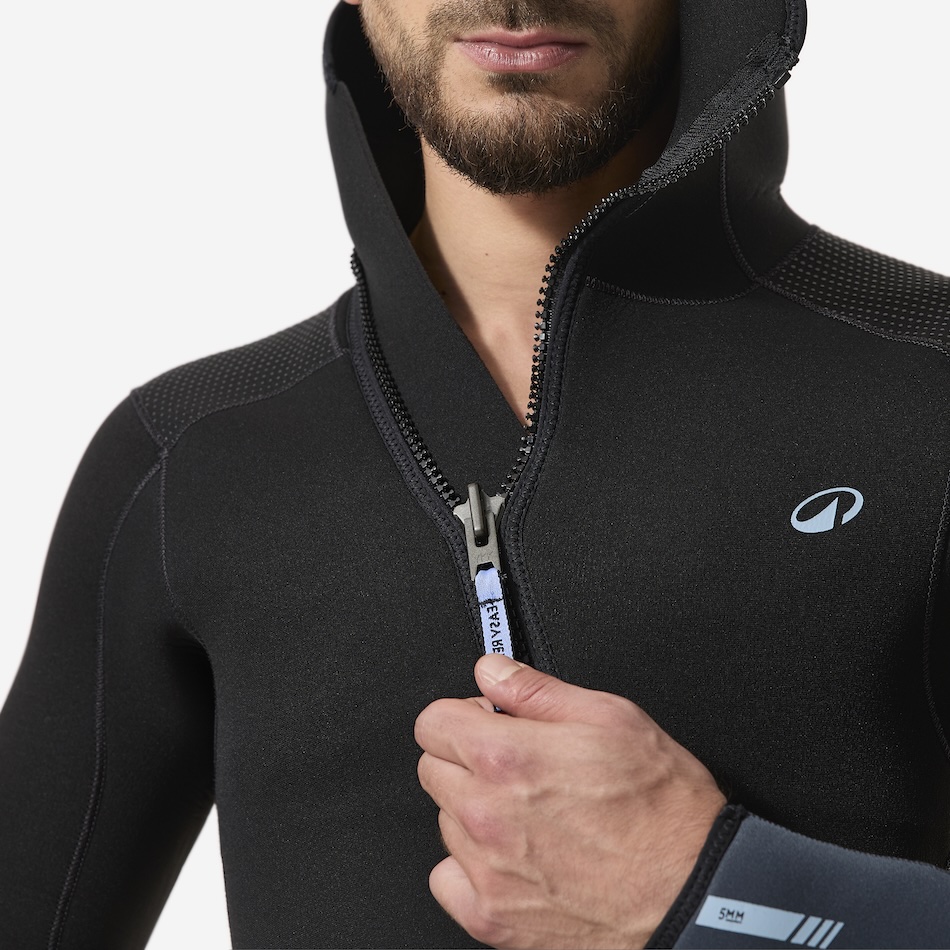 Combinaison de plongée moderne offrant confort et protection pour les explorations sous-marines.