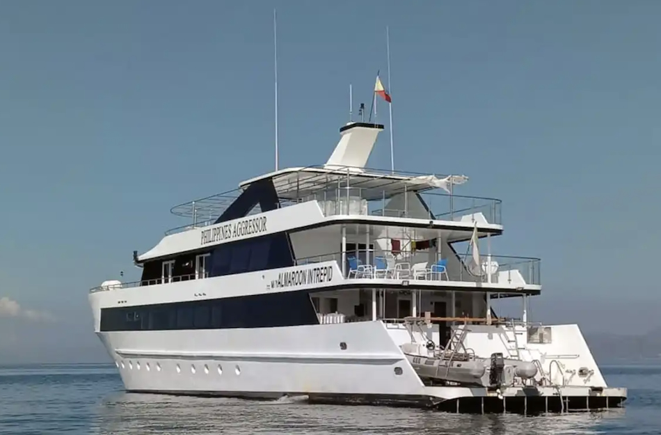 Un yacht de plongée moderne pour explorer les merveilles sous-marines des Philippines.