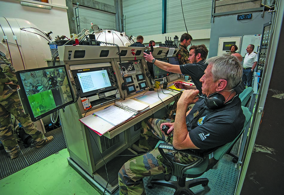 Centre de contrôle pour missions de plongée sous-marine avec équipements technologiques avancés.