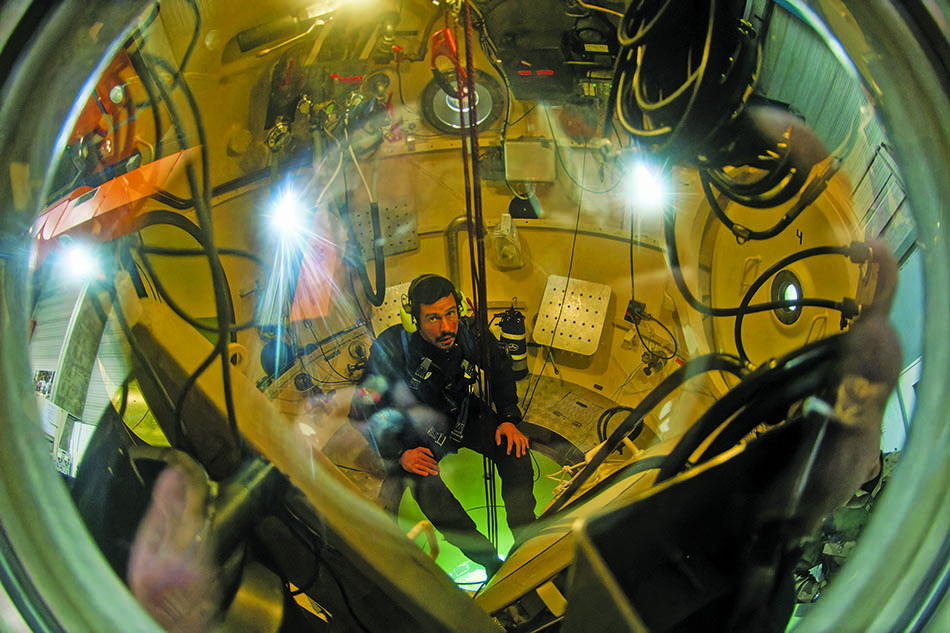 Exploration sous-marine dans un submersible, révélant l'importance de la plongée scientifique.