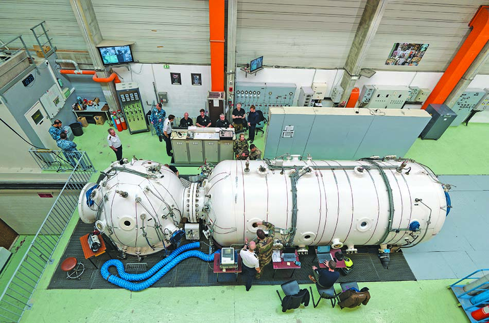 Installation de plongée sous-marine avec caissons hyperbares pour la recherche océanographique.