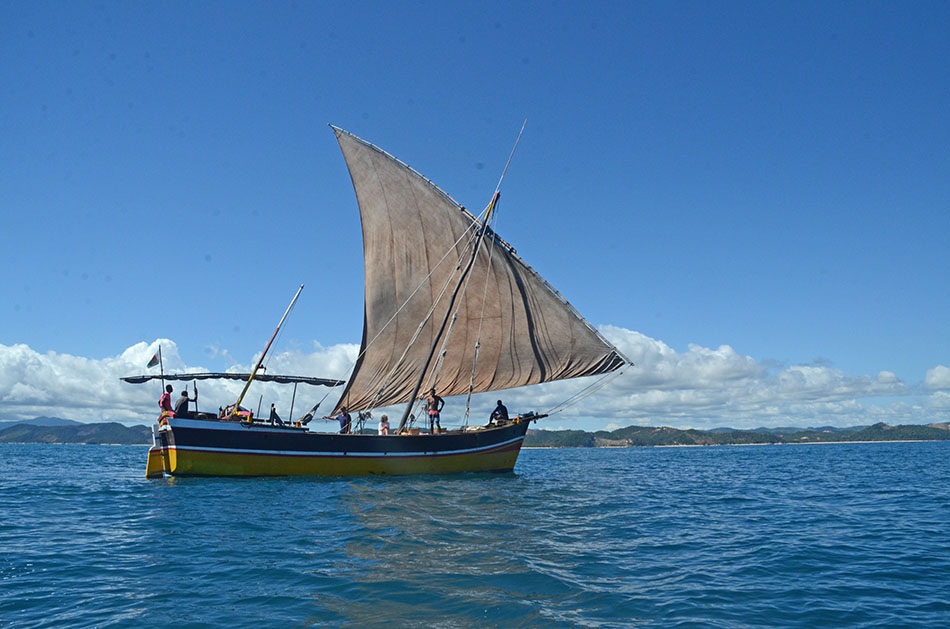 Un voilier traditionnel navigue sur des eaux turquoise, parfait pour explorer la vie sous-marine.