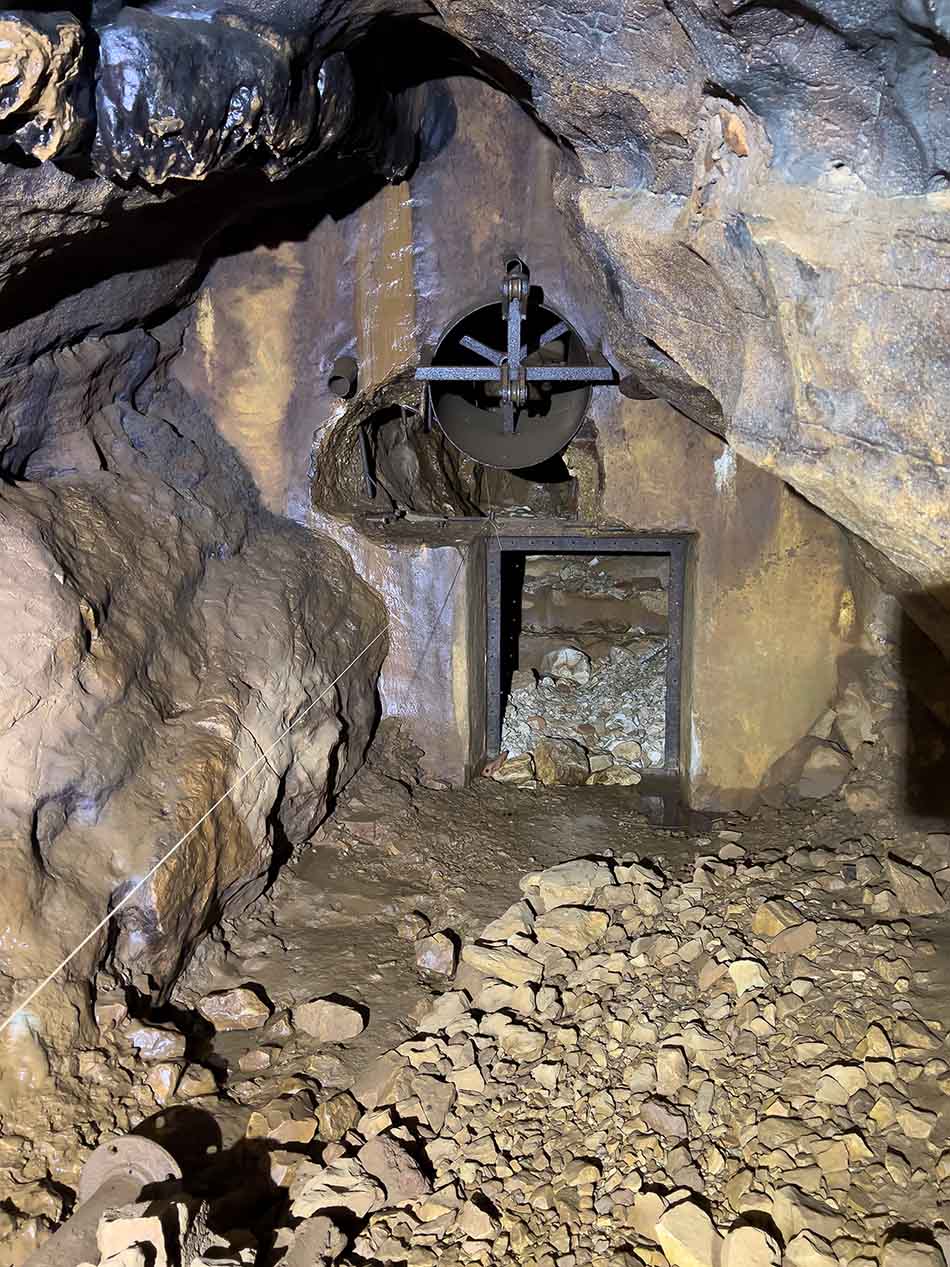 Un ancien accès sous-marin révèle des formations rocheuses fascinantes et des vestiges d'exploration.