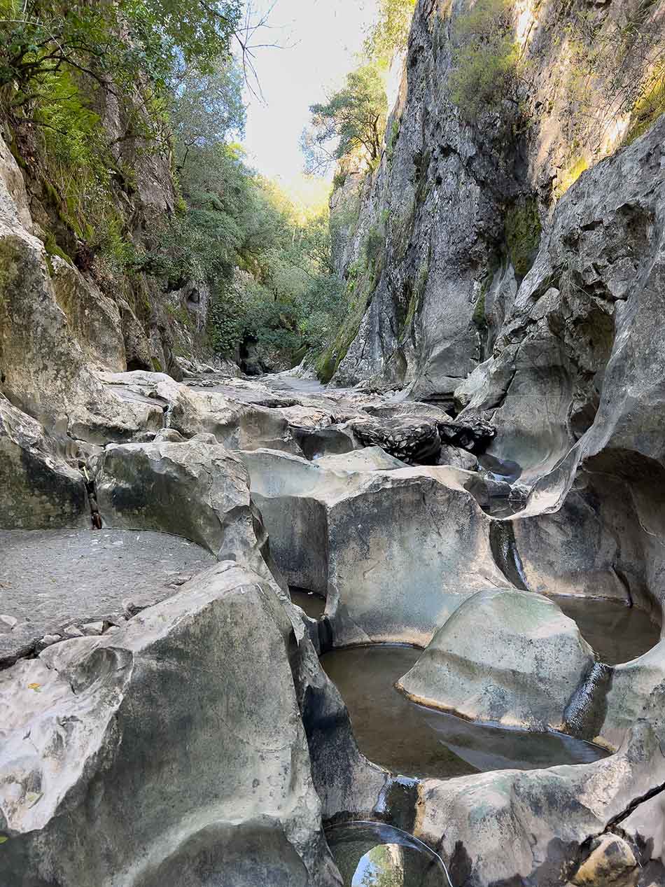 Un canyon naturel offre des formations rocheuses fascinantes, idéales pour l'exploration sous-marine et la plongée.