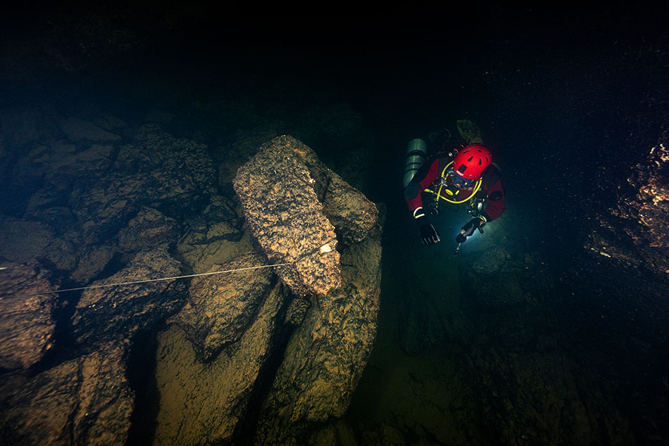 Plongée dans un canyon sous-marin, explorant des formations rocheuses mystérieuses et fascinantes.