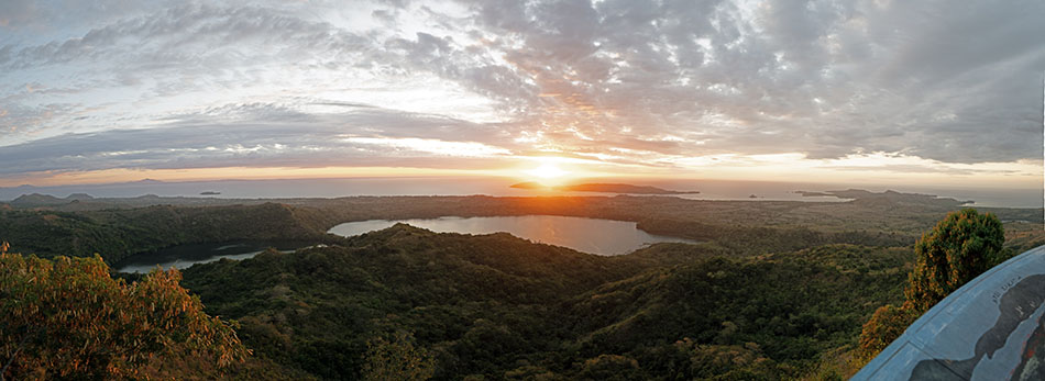 Un panorama spectaculaire sur le coucher de soleil, idéal pour la plongée sous-marine et l'exploration aquatique.