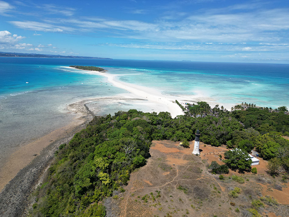 Plongée dans des eaux cristallines entourées de plages de sable blanc et de récifs coralliens.