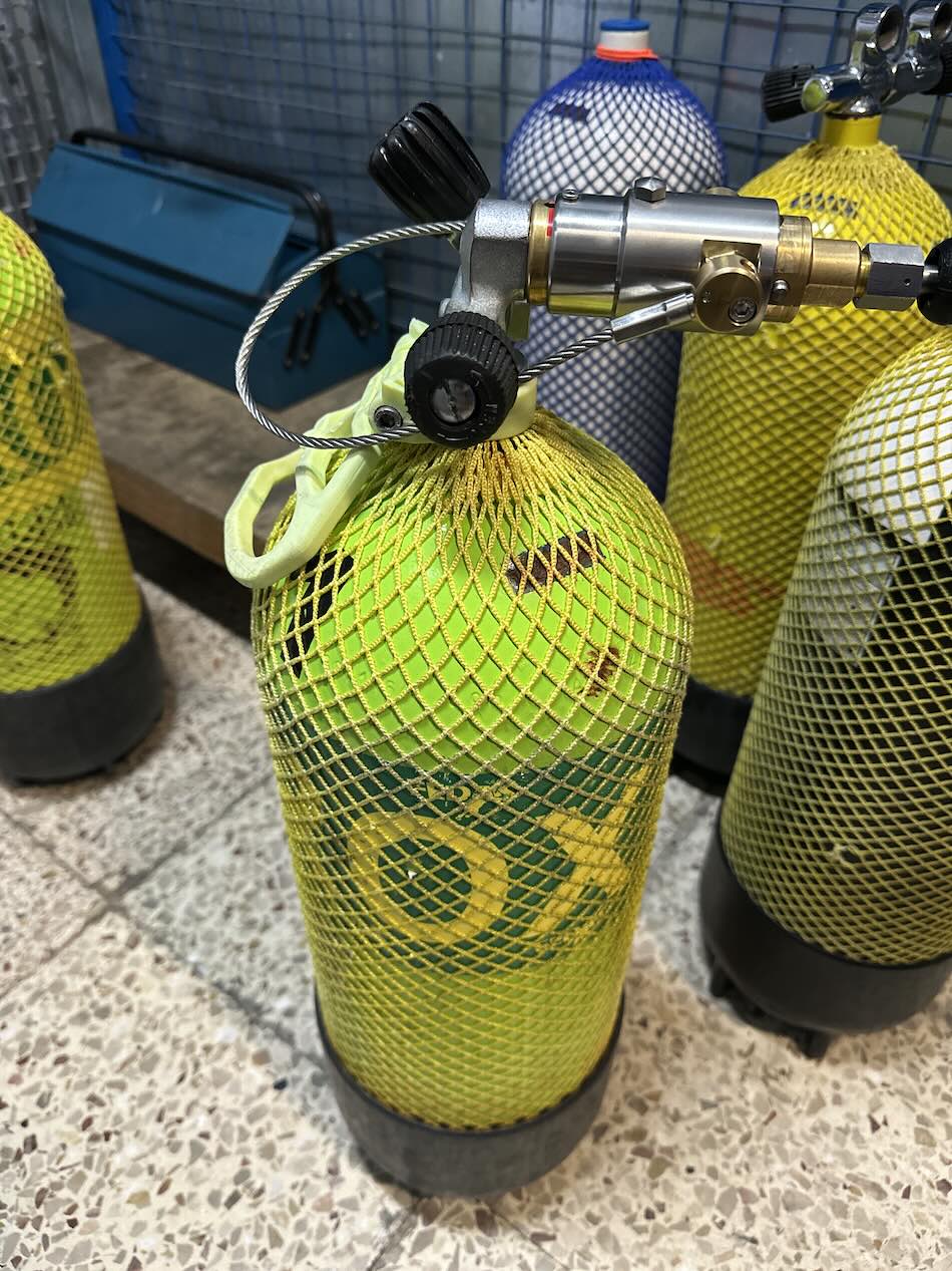 Bouteilles de plongée sécurisées, prêtes pour des aventures sous-marines inoubliables.