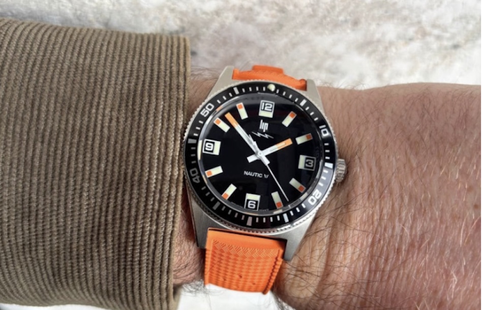 Montre de plongée résistante à l'eau, idéale pour les aventures sous-marines et la navigation.