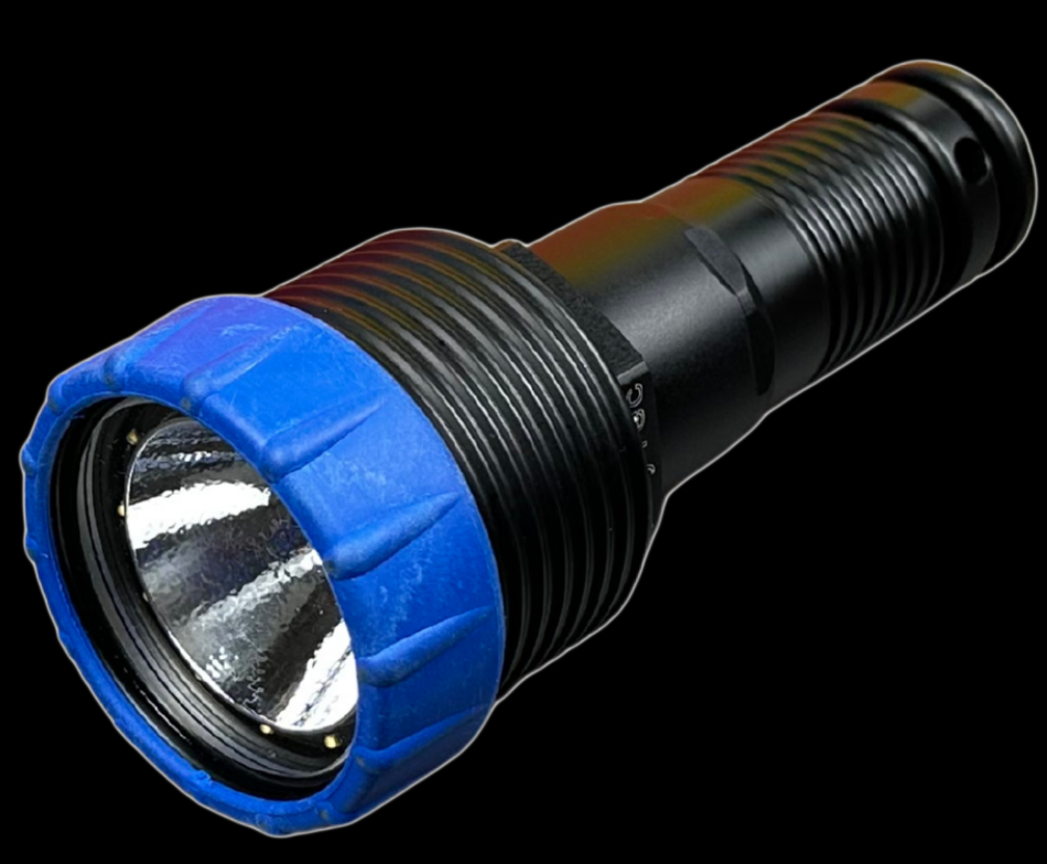 Lampe étanche essentielle pour explorer les merveilles du monde sous-marin lors de la plongée.