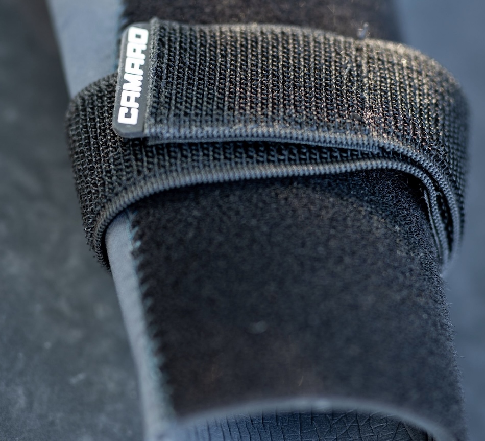Ce bracelet néoprène, essentiel pour la plongée, offre confort et maintien sous l'eau.