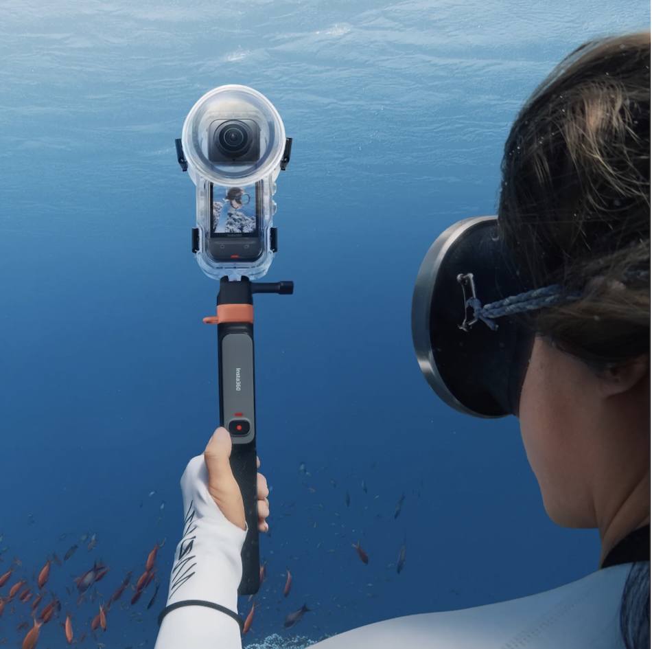 Un plongeur utilise une caméra sous-marine pour capturer la beauté des fonds marins.