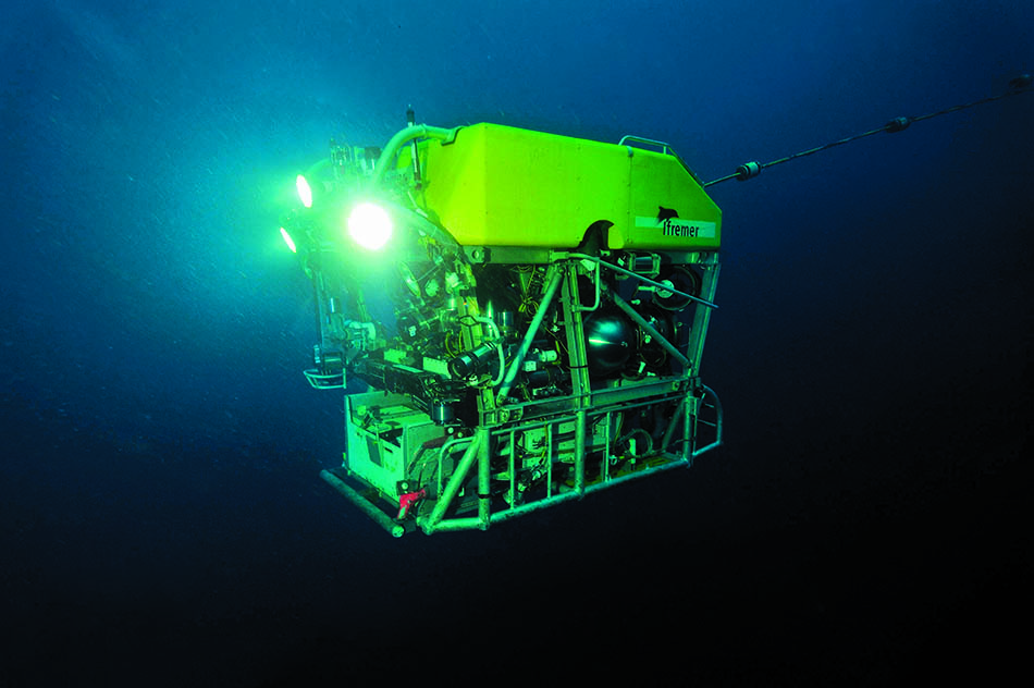 Véhicule sous-marin explorant les profondeurs océaniques avec des lumières puissantes pour la plongée.