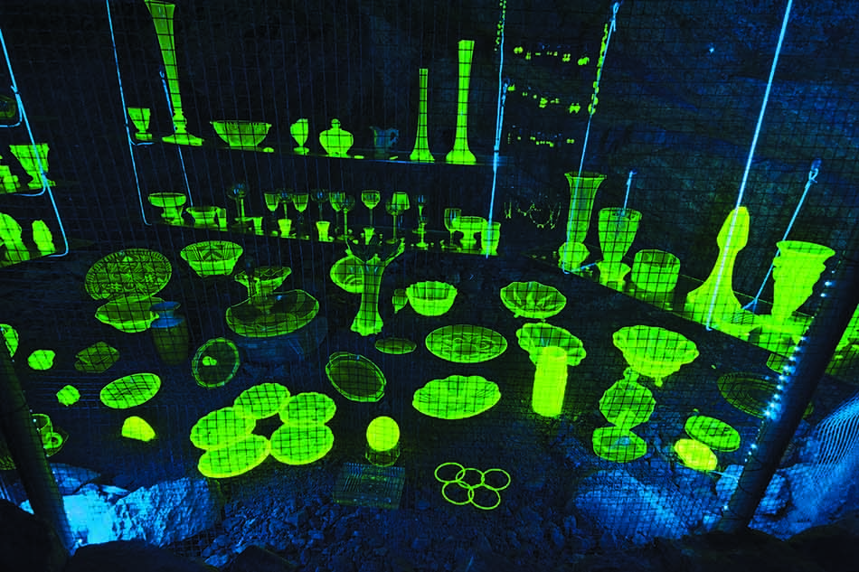 Des objets en verre luminescents exposés dans un environnement sous-marin mystérieux.