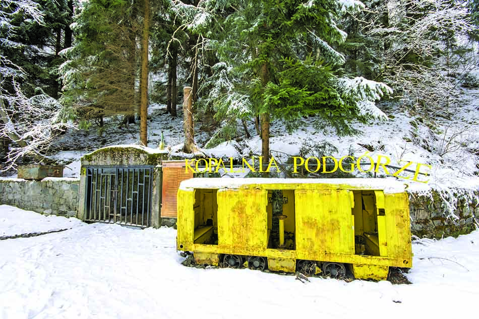 Ancienne mine sous-marine entourée de neige, idéale pour la plongée exploratoire.