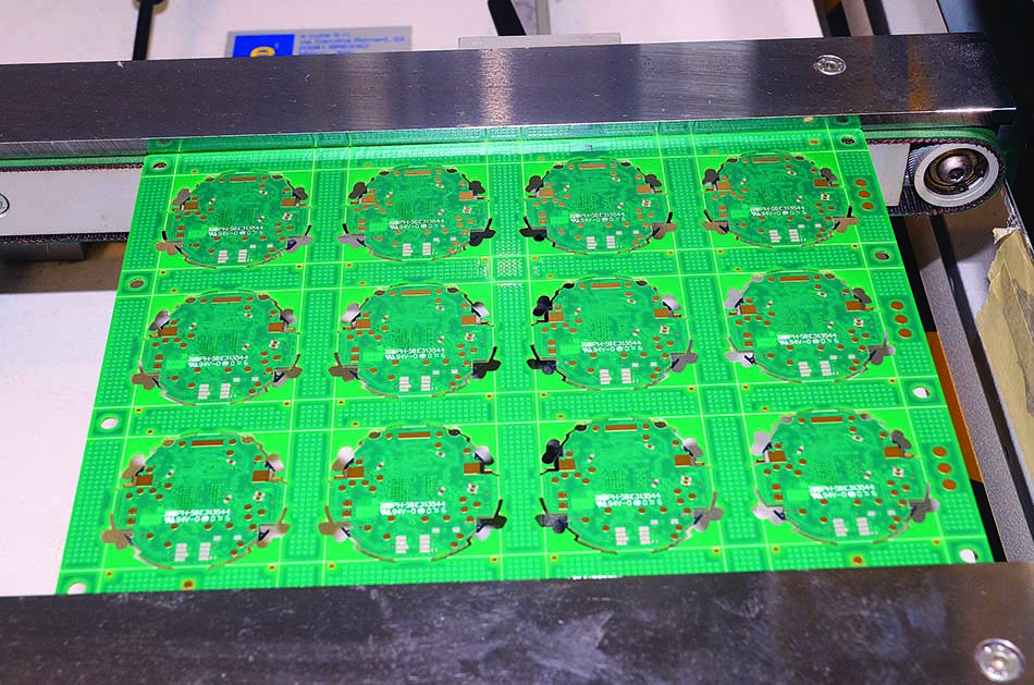 Circuit imprimé pour équipements de plongée sous-marine, essentiel à la technologie aquatique.