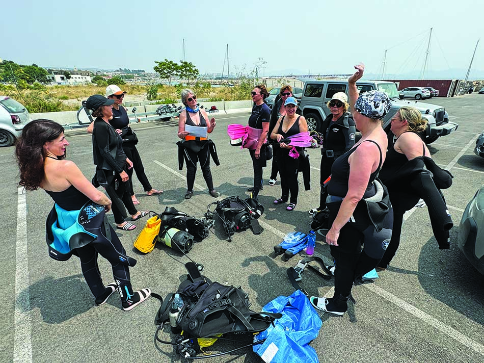 Un groupe de plongeurs se prépare à explorer les merveilles sous-marines.