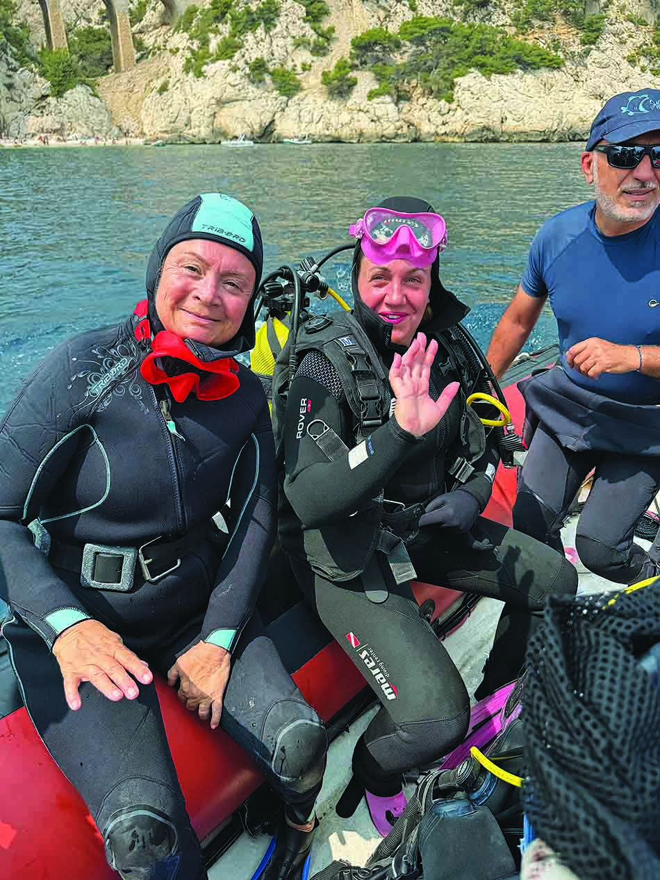 Des plongeurs souriants se préparent à explorer les merveilles sous-marines en Méditerranée.