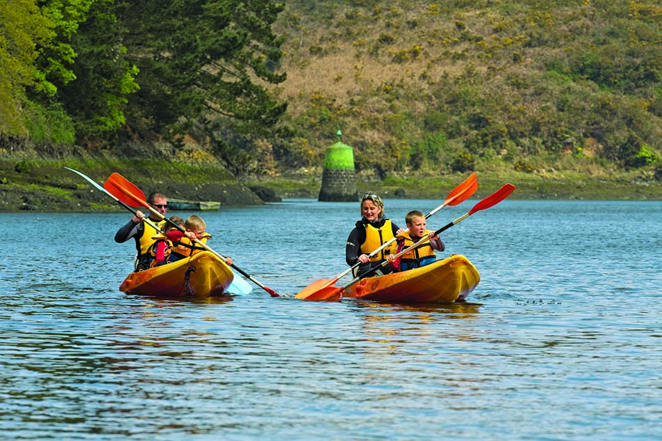 Des familles explorent la côte en kayak, découvrant la beauté du monde sous-marin.