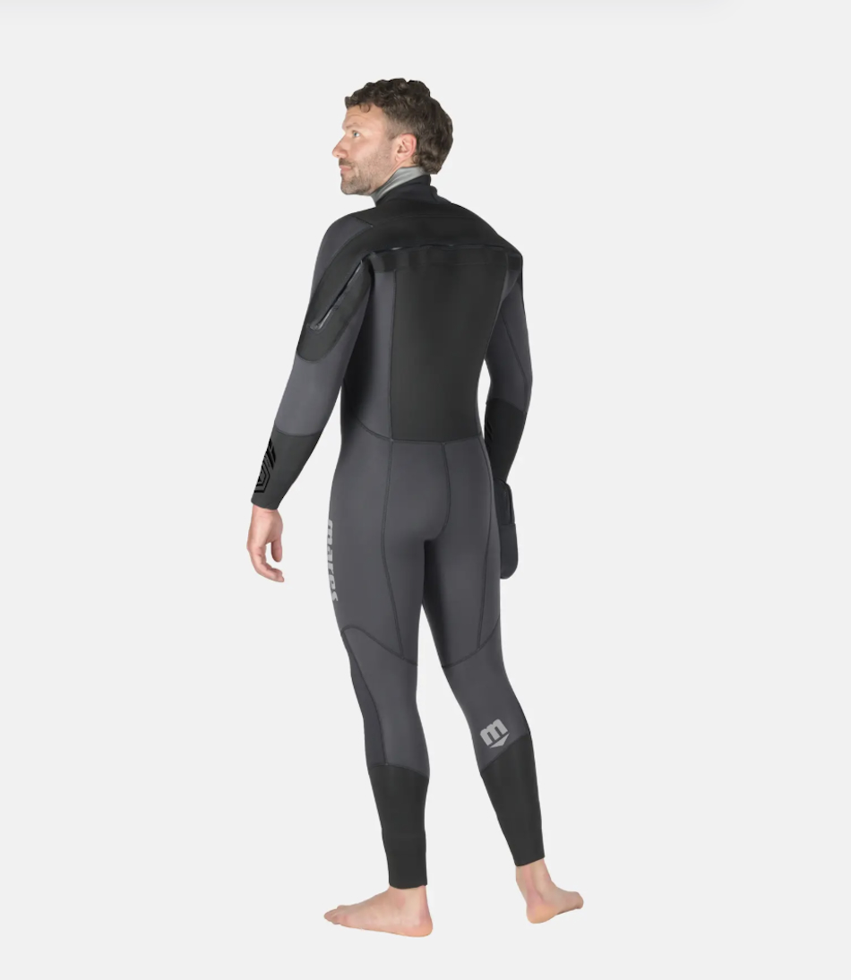 Plongée sous-marine avec une combinaison étanche pour une protection optimale et un confort maximal.