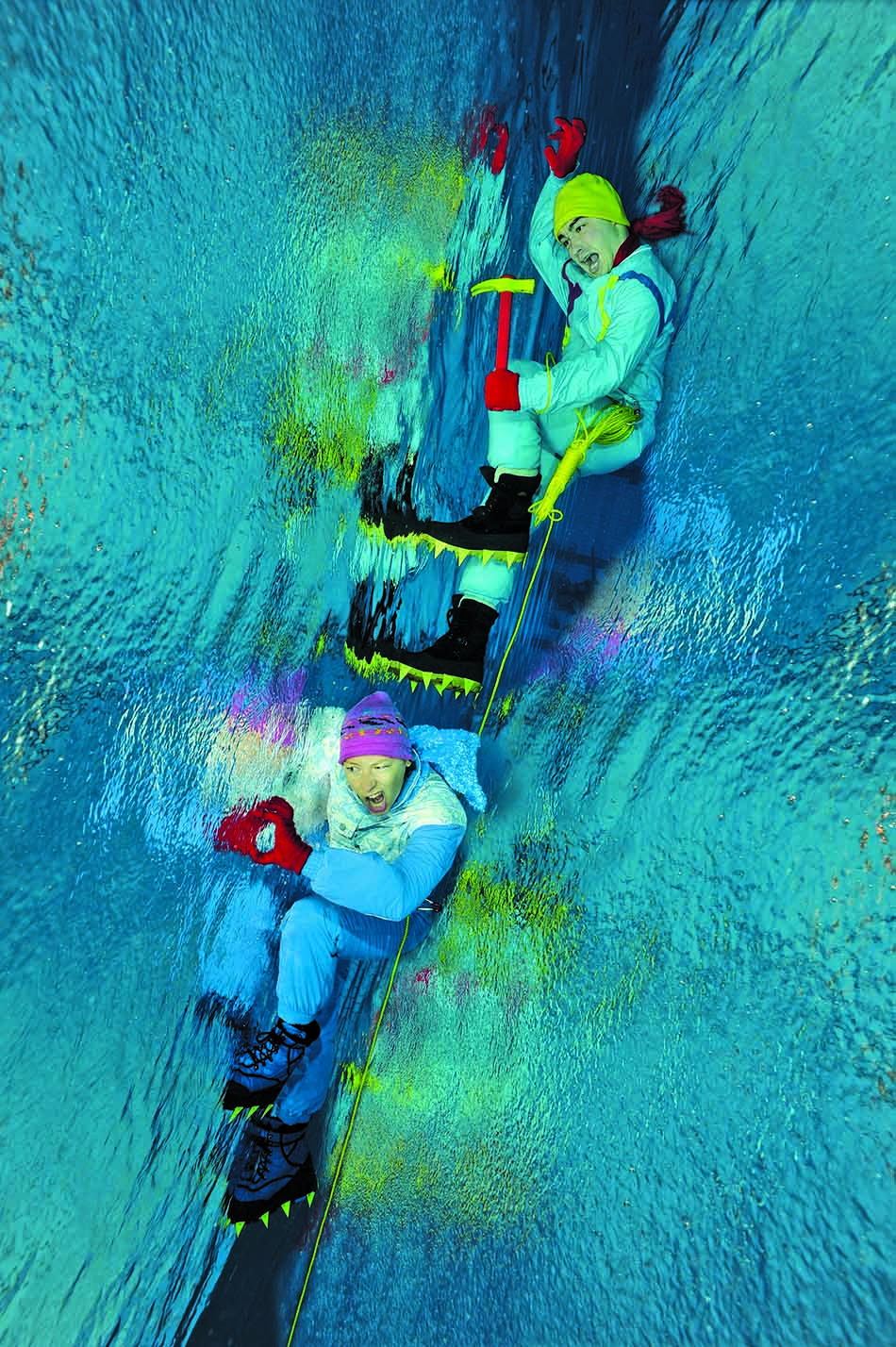 Deux aventuriers explorent un monde sous-marin coloré, alliant plongée et escalade dans la glace.