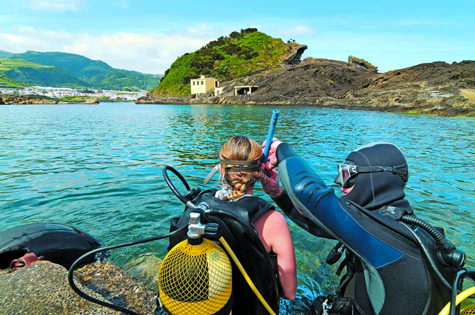 Deux plongeurs se préparent à explorer un site sous-marin riche en biodiversité.