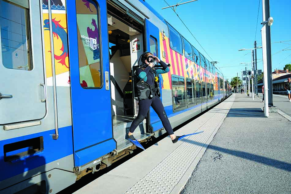 Plongeuse prête à explorer les merveilles sous-marines après avoir quitté le train.