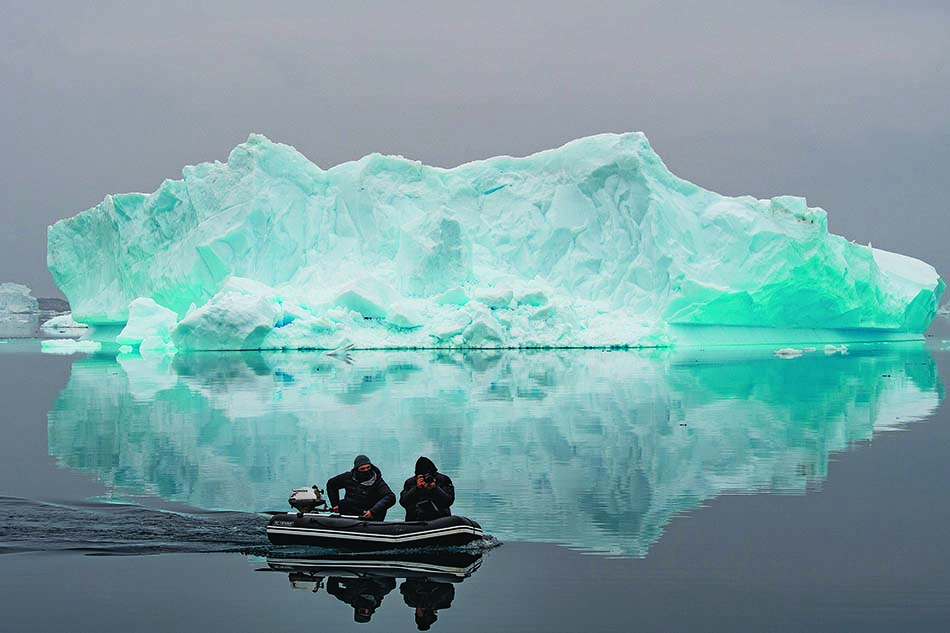 Des plongeurs explorent des icebergs majestueux dans des eaux cristallines, révélant un monde sous-marin fascinant.