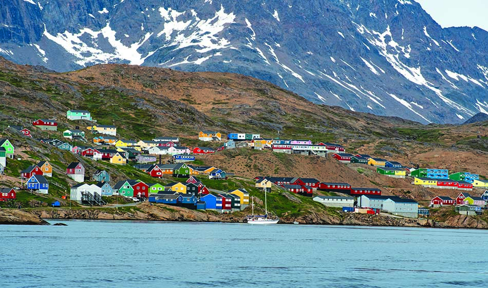 Village coloré en bord de mer, idéal pour la plongée et l'exploration sous-marine.