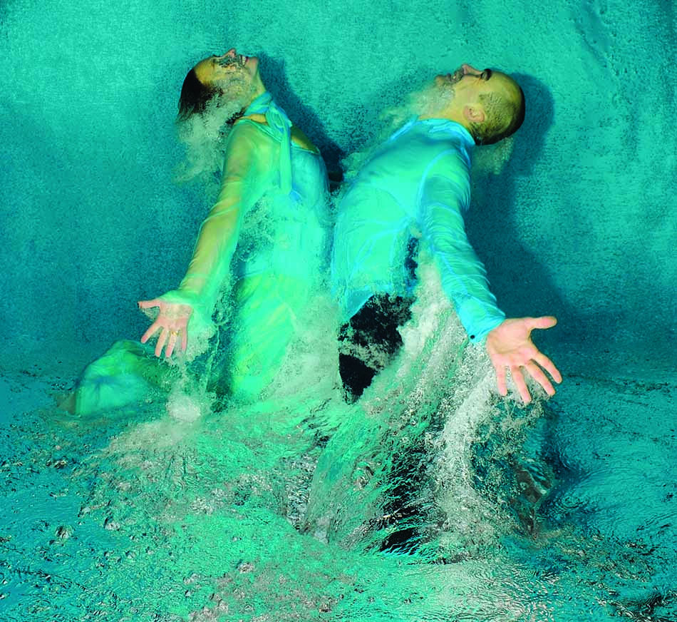 Couple en immersion sous-marine, illustrant la beauté et la fluidité de la plongée.
