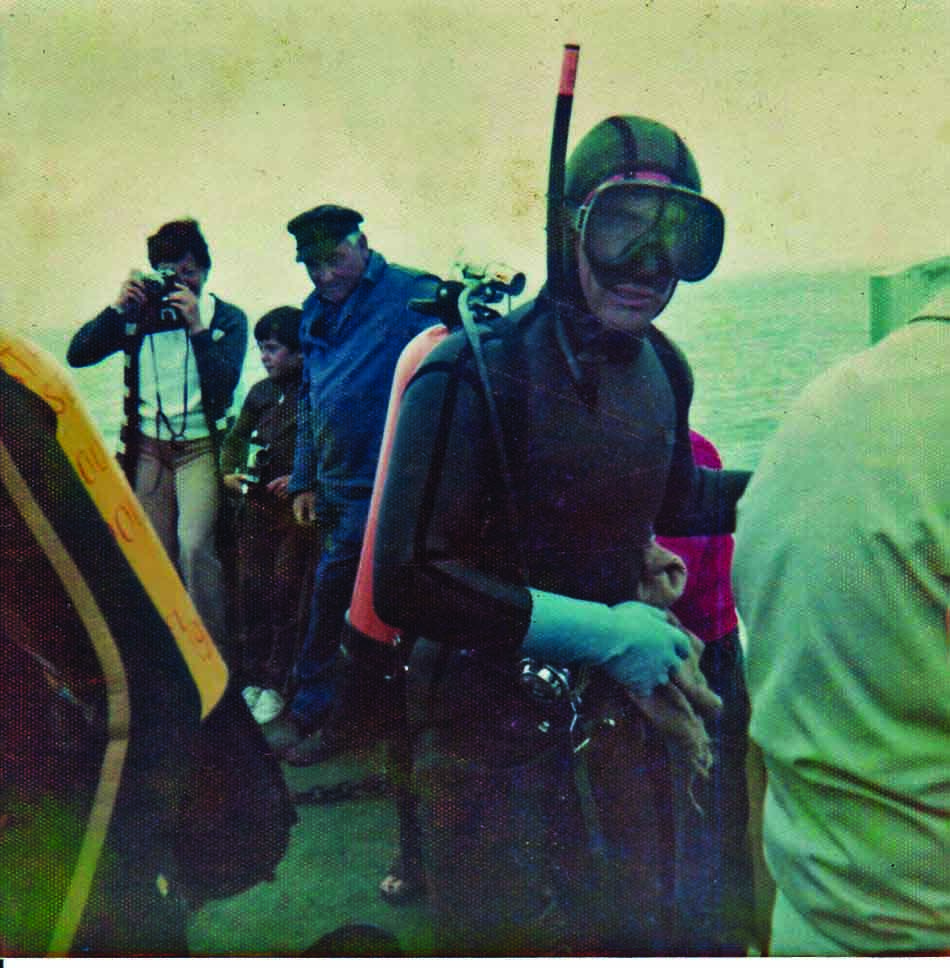 Plongeurs en préparation pour explorer les merveilles sous-marines, entourés par des passionnés de la mer.