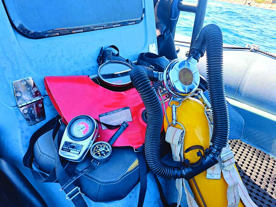 Équipement de plongée comprenant un détendeur, un manomètre et une bouteille d'air comprimé.